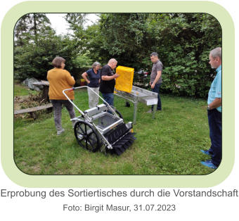 Erprobung des Sortiertisches durch die VorstandschaftFoto: Birgit Masur, 31.07.2023